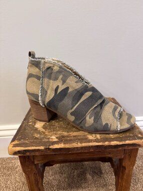 Camo Keely Wedge Heel Open Toe Shoe by Very G - Women's 7